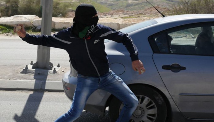 شبان يستهدفون مركبات المستوطنين بالزجاجات الحارقة والحجارة في الضفة