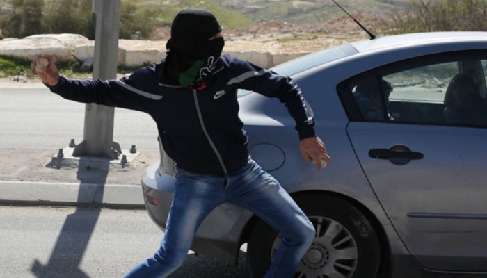 شبان يستهدفون مركبات المستوطنين بالزجاجات الحارقة والحجارة في الضفة