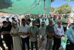 المئات يقيمون صلاة الجمعة داخل خيمة الاعتصام بسلوان
