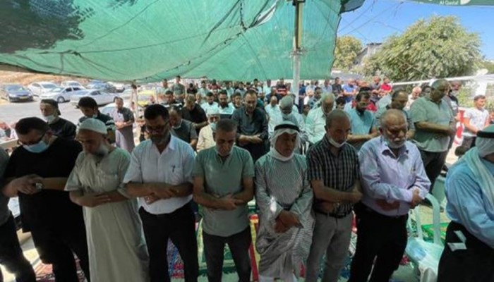 المئات يقيمون صلاة الجمعة داخل خيمة الاعتصام بسلوان
