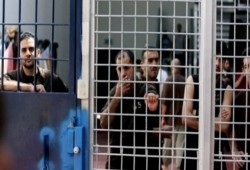 9 أسرى يواصلون إضرابهم عن الطعام بسجون الاحتلال