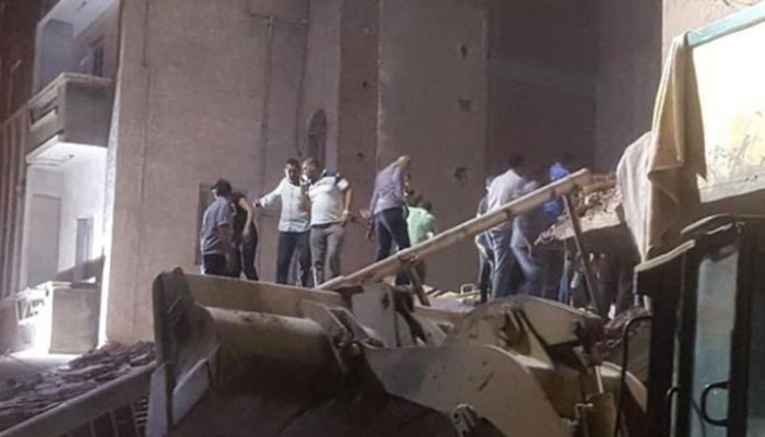 ارتفاع عدد ضحايا انهيار عقار دمنهورإلى 5 أشخاص.. وإخلاء 3 منازل