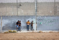 شاب فلسطيني يصيب قناصا صهيونيا من مسافة صفر