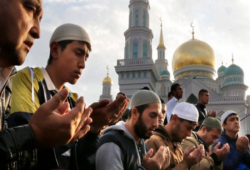 مسلمو روسيا يدينون توقيف الأمن مئات المصلين بموسكو دون مبرر