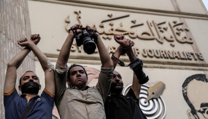 إخلاء سبيل الصحفي عبد الله جمعة وتجديد حبس خالد غنيم