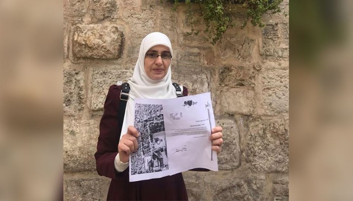 الاحتلال يقرر تمديد منع السفر بحق المرابطة المقدسية هنادي الحلواني