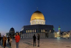 آلاف المواطنين يؤدون صلاة الفجر في المسجد الأقصى