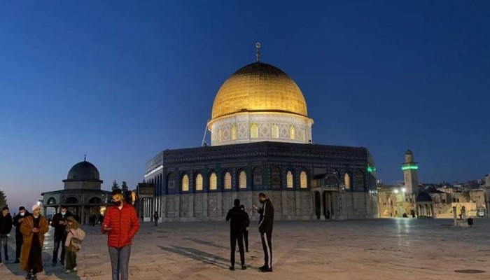 آلاف المواطنين يؤدون صلاة الفجر في المسجد الأقصى