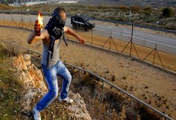 شبان يستهدفون مركبات المستوطنين قرب عزون بالحارقات والحجارة