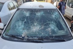 مستوطنون يحطمون مركبات المواطنين في الخليل