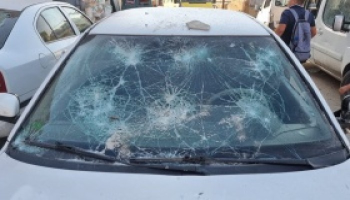 مستوطنون يحطمون مركبات المواطنين في الخليل