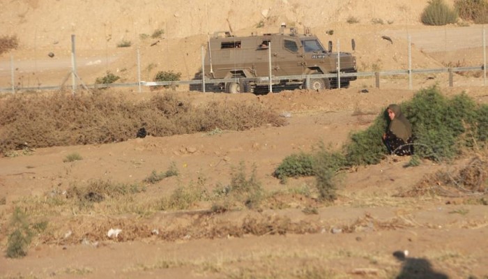 الاحتلال يطلق نيرانه على فلسطينيين شرقي خان يونس