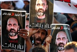 الجارديان: مقتل الناشط نزار بنات كشف عن وحشية السلطة الفلسطينية