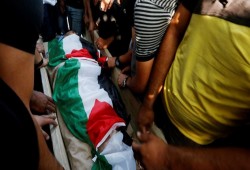 جماهير رام الله تشيع جثمان الشهيد رائد جاد الله