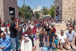 حشود تؤدي الجمعة في مسجد قلعة مراد بأرطاس رفضا لتدنيسه