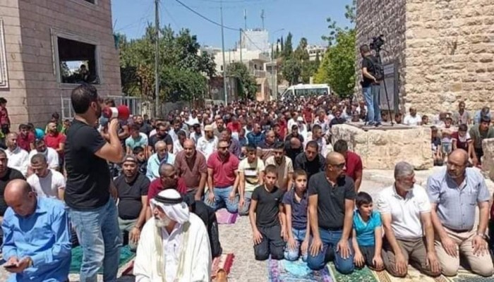 حشود تؤدي الجمعة في مسجد قلعة مراد بأرطاس رفضا لتدنيسه