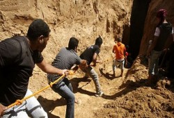 انتشال 3 جثث لغزيين بنفق إثر رشه بغاز سام من الجانب المصري