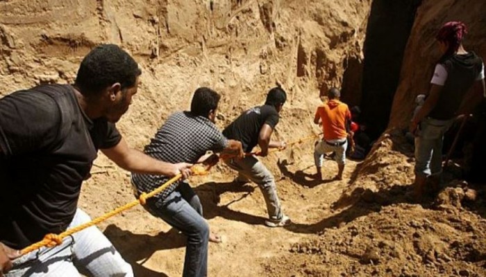 انتشال 3 جثث لغزيين بنفق إثر رشه بغاز سام من الجانب المصري