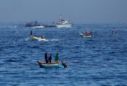 زوارق الاحتلال تطلق النار تجاه قوارب الصيادين في غزة