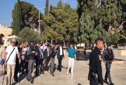 مستوطنون يقتحمون الأقصى بحماية جيش الاحتلال