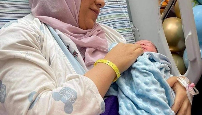أنهار الديك تستقبل مولودها علاء بدون قيود رغم أنف المحتل