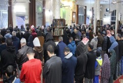 آلاف المواطنين يؤدون صلاة الفجر في المسجد الإبراهيمي
