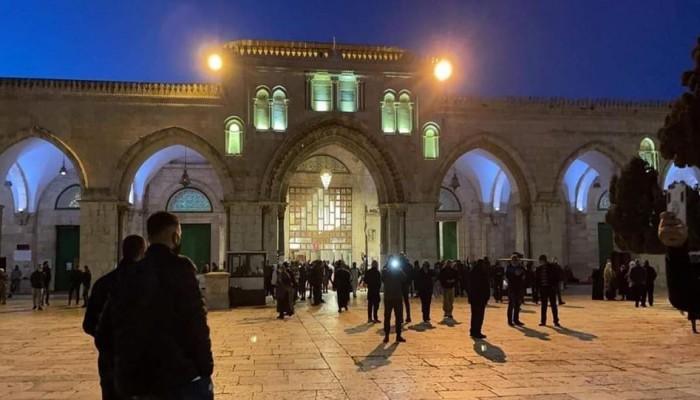 الآلاف يؤدون صلاة الفجر في المسجد الأقصى