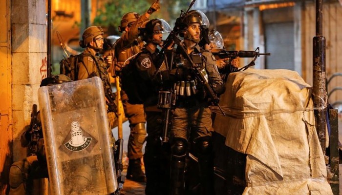 مواجهات مع الاحتلال في القدس.. وحرق أعمدة لكاميرات المراقبة