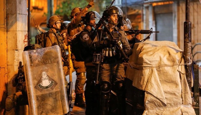 مواجهات مع الاحتلال في القدس.. وحرق أعمدة لكاميرات المراقبة