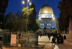 المئات يؤدون صلاة الفجر بالمسجد الأقصى على رغم قيود الاحتلال