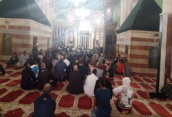 مئات المواطنين يؤدون صلاة الفجر على بلاط المسجد الإبراهيمي