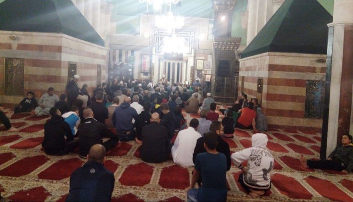 مئات المواطنين يؤدون صلاة الفجر على بلاط المسجد الإبراهيمي