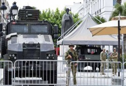 تونس.. مسئول سابق يدعو الرئيس لسحب الدبابات من أمام المقرات السيادية