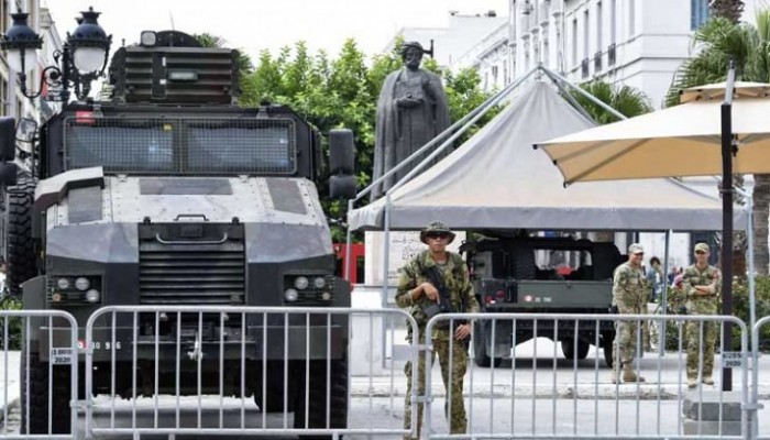 تونس.. مسئول سابق يدعو الرئيس لسحب الدبابات من أمام المقرات السيادية