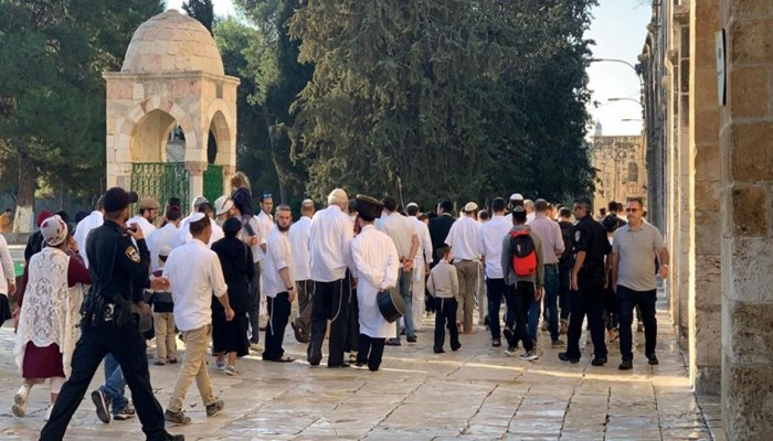 مستوطنون يقتحمون الأقصى بحراسة من شرطة الاحتلال