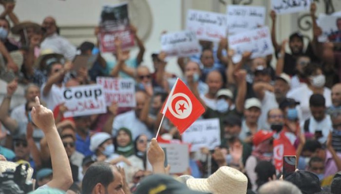 تونس.. غضب ورفض واسع لقرارات قيس سعيّد.. الانقلاب صار واضحاً