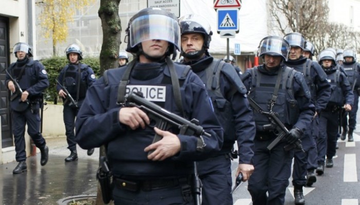 فرنسا.. اعتقال 5 من اليمين المتطرف خططوا للقيام بتفجيرات