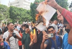 تونس.. أنصار سعيد يحرقون نسخا من الدستور