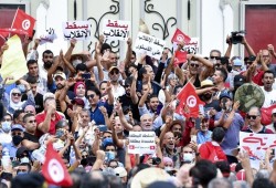 رويترز: الرئيس التونسي يفقد أنصاره وخزينة الدولة شبه خاوية