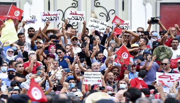 رويترز: الرئيس التونسي يفقد أنصاره وخزينة الدولة شبه خاوية