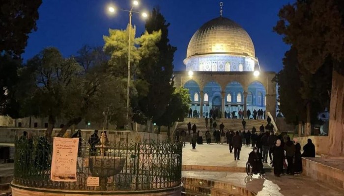 حشود غفيرة تؤدي الفجر بالمسجد الأقصى رغم قيود الاحتلال