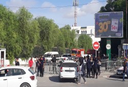 تونس.. قوات الأمن تمنع النواب من دخول البرلمان