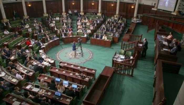 انقلاب تونس.. محاصرة البرلمان وحجب موقعه الإلكتروني بعد قرار النواب العودة للعمل