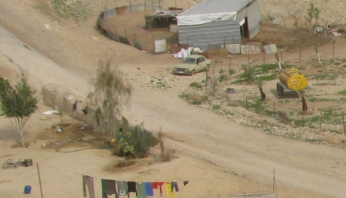 أهالي النويعمة ينصبون خياماً مكان منازلهم التي هدمتها السلطة