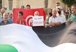 تونس.. وقفة رافضة لانقلاب سعيد