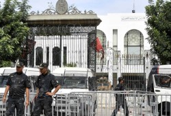 تونس.. اعتقال نائب برلماني ومذيع وصفا الرئيس بالخائن