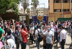 مشاهد بداية الدراسة تثير السخرية.. علم فرنسا في دمياط