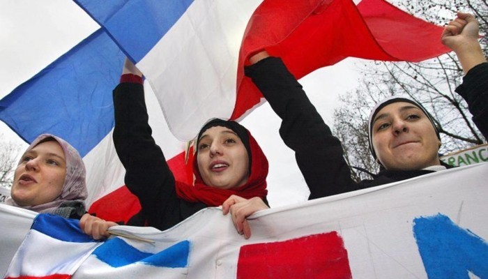 %57 من شباب فرنسا: العلمانية سلاح بيد سياسيين وصحفيين لتشويه المسلمين