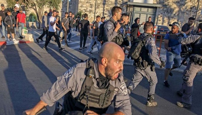 60 جريحًا و13 معتقلًا بقمع الاحتلال الفلسطينيين في باب العامود