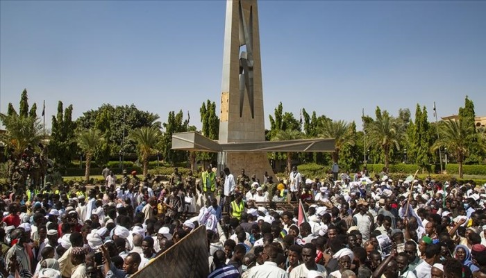 السودان.. تفريق آلاف المتظاهرين باستخدام قنابل الغاز
